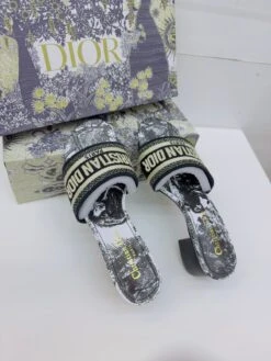 𝐂.𝐃 Dway Embroidered Logo Semi Heel Sandals(𝐂 𝐃 Dway Embroidered Logo Semi Heel Sandals)