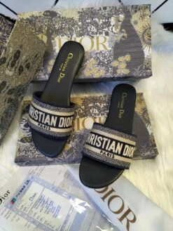 𝐂.𝐃 Dway Embroidered Logo Flat Slippers(𝐂 𝐃 Dway Embroidered Logo Flat Slippers)